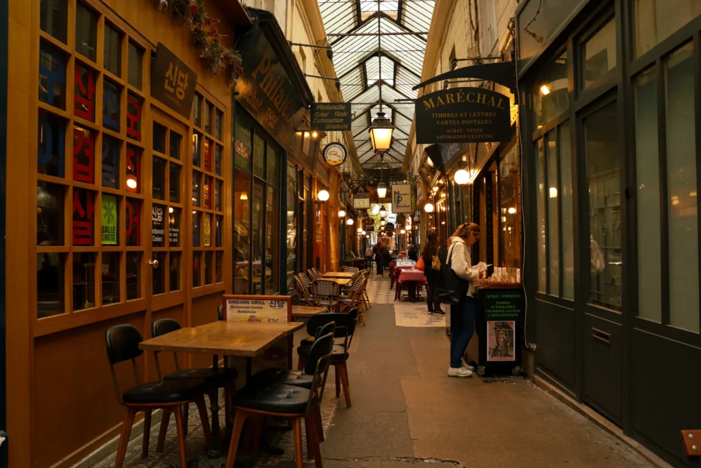 Salón histórico de un bouillon parisino con mesas compartidas y mozos de delantal blanco