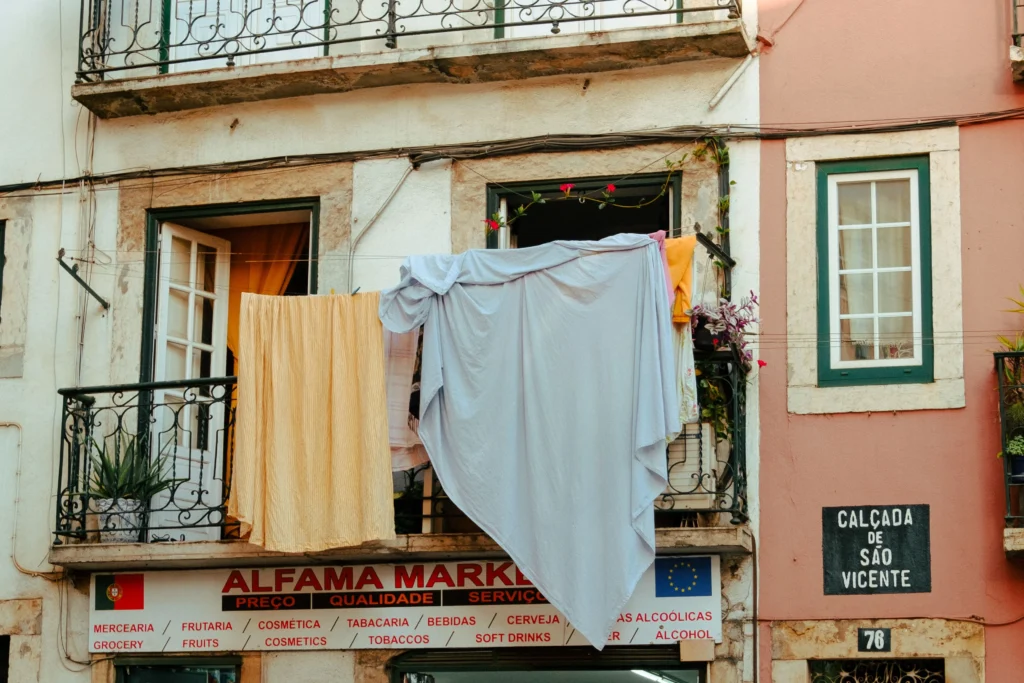 Calle empinada con escaleras y ropa tendida en el Bairro Alto de Lisboa