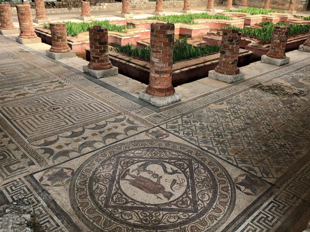 Mosaicos romanos en las ruinas de Conímbriga cerca de Coimbra