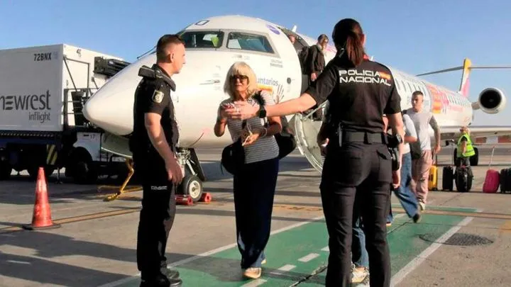Pasajeros haciendo fila en el control de pasaportes de un aeropuerto de España