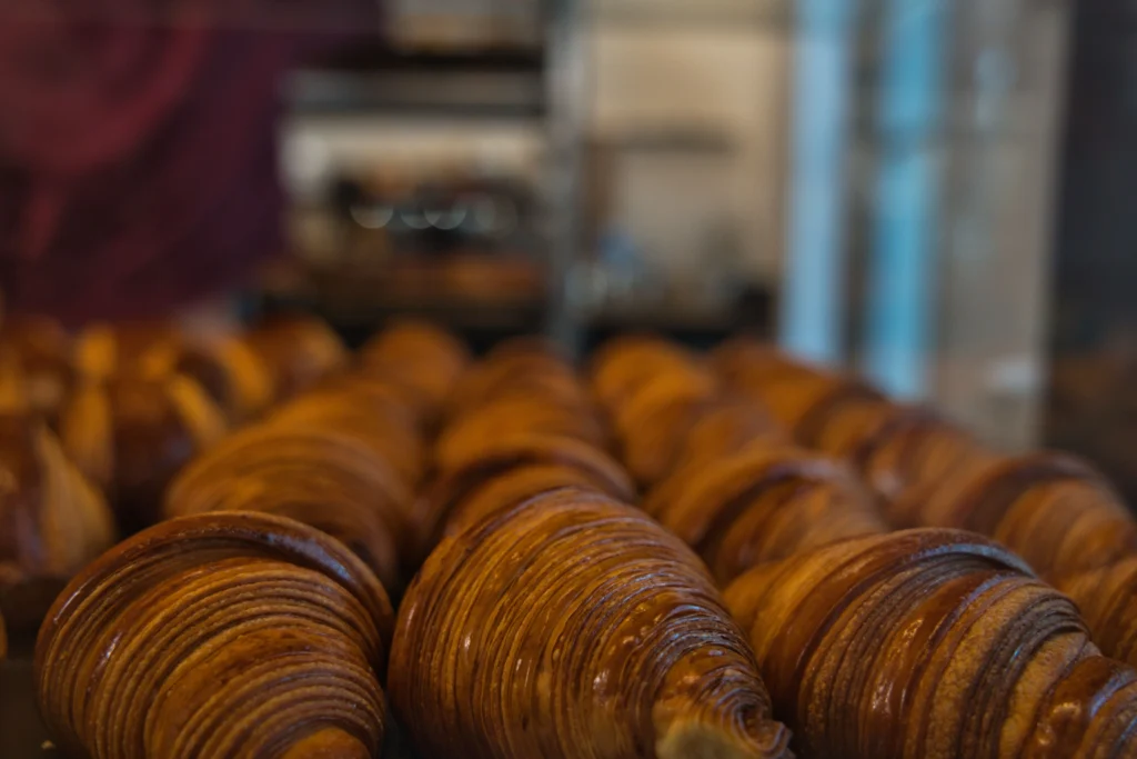 Croissants recién horneados en la vidriera de una panadería de París