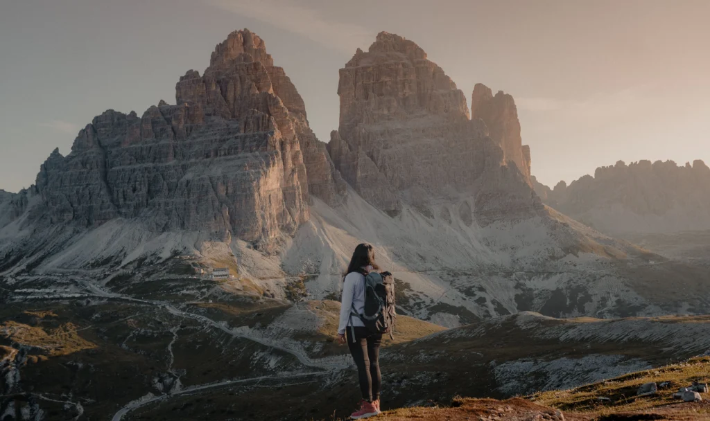 Las Tre Cime di Lavaredo en las Dolomitas con senderistas en el camino al atardecer
