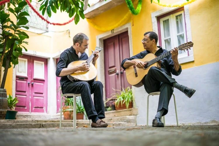 Músico con guitarra portuguesa durante una noche de fado de Coimbra