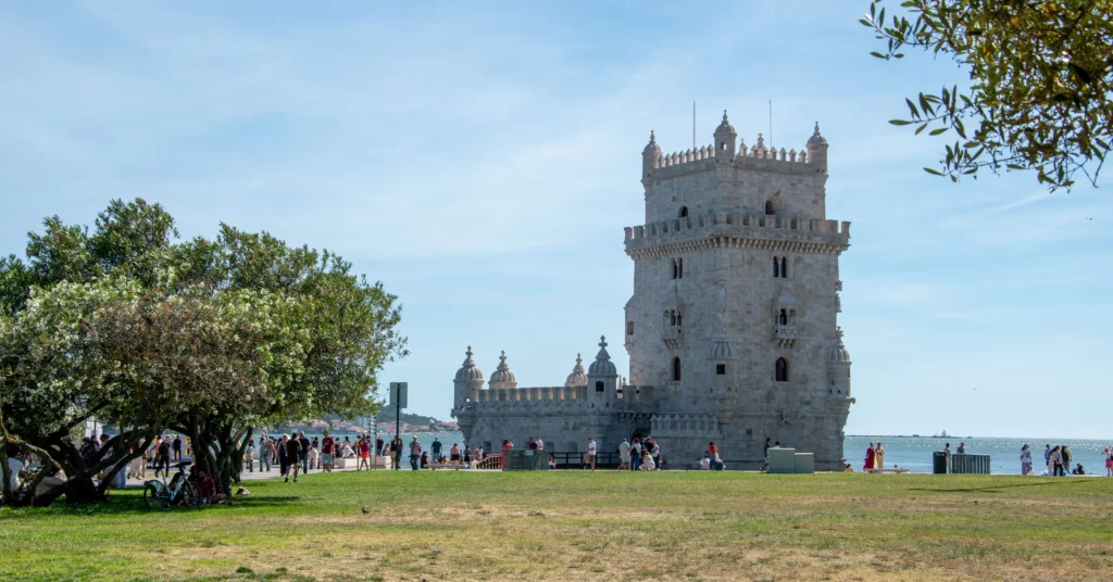 Paseo junto al río Tajo en Belém con el Monasterio de los Jerónimos cerca