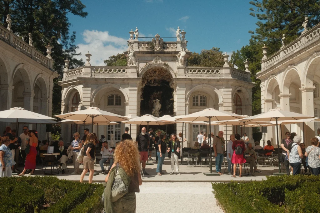 Jardín de Príncipe Real con vecinos tomando café a la sombra en Lisboa
