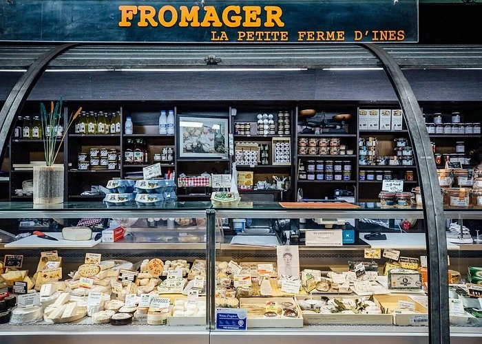 Puestos de comida del Marché des Enfants Rouges en el Marais de París