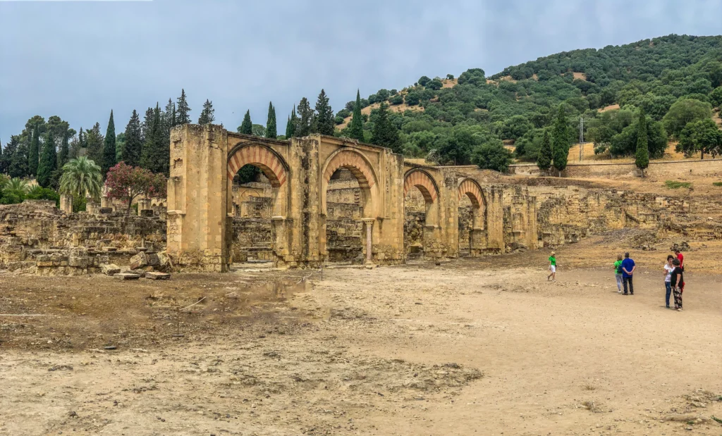 Arcos restaurados entre las ruinas de Medina Azahara en las afueras de Córdoba