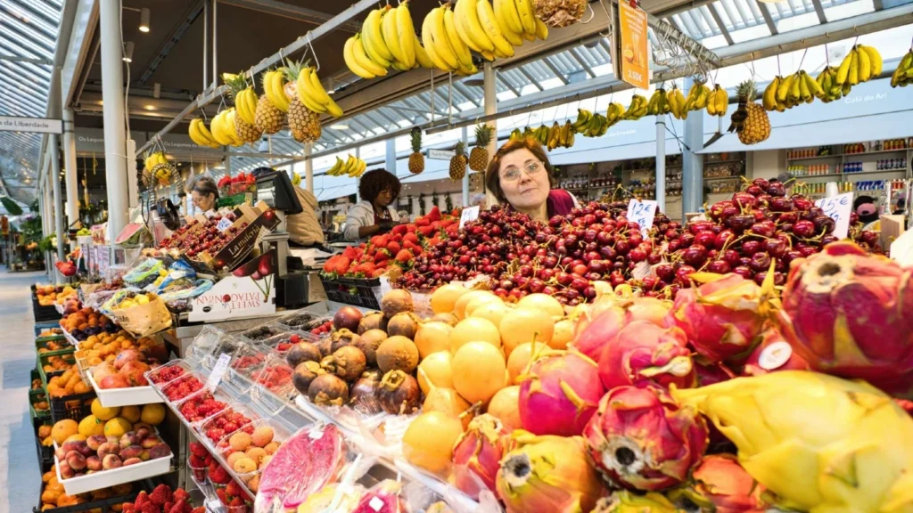 Puestos de frutas y pescado en el Mercado do Bolhão de Oporto