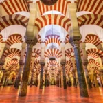 Arcos bicolores rojos y blancos en el interior de la Mezquita-Catedral de Córdoba