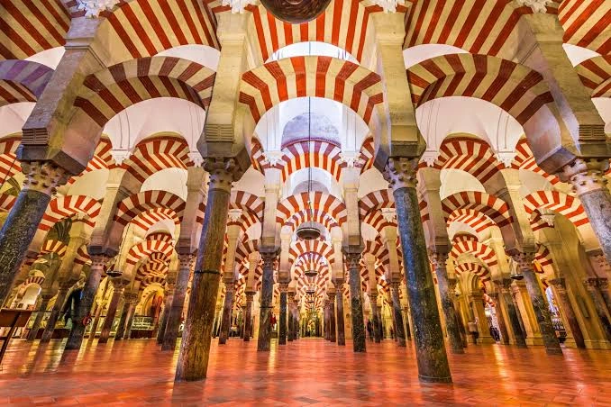 Arcos bicolores rojos y blancos en el interior de la Mezquita-Catedral de Córdoba