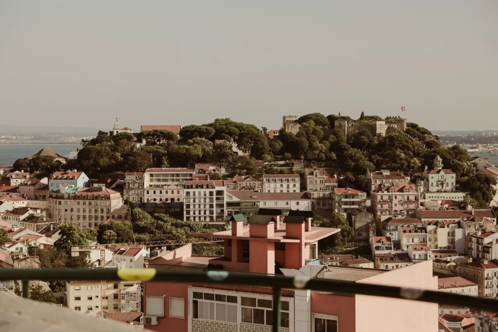 Vista de Lisboa y el castillo de San Jorge desde el Miradouro da Senhora do Monte
