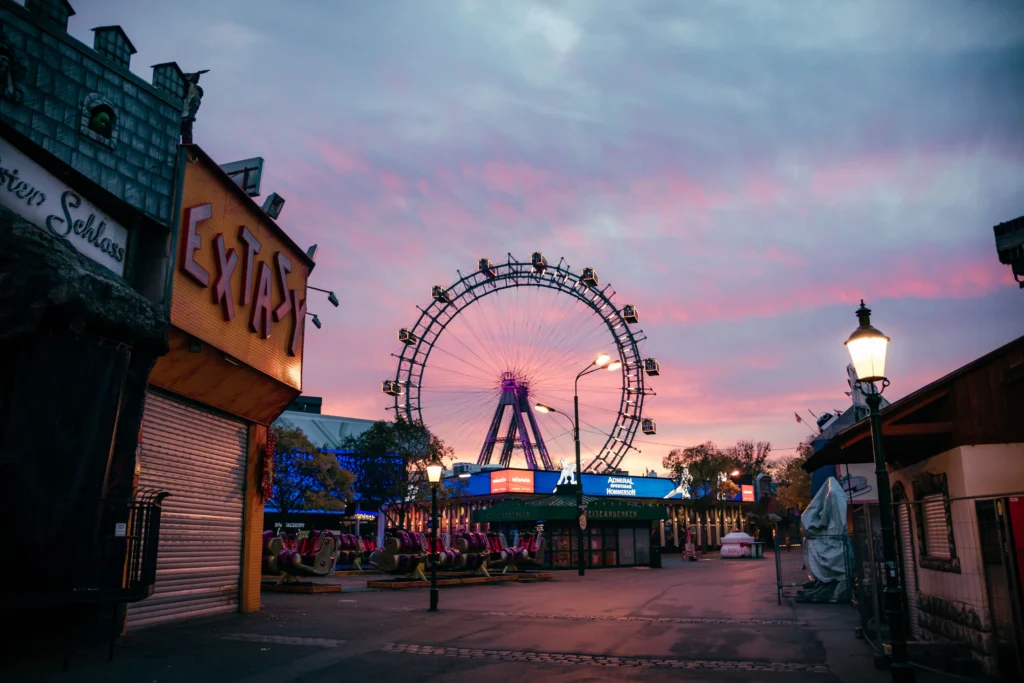 Noria gigante del Prater de Viena al atardecer con cabinas rojas