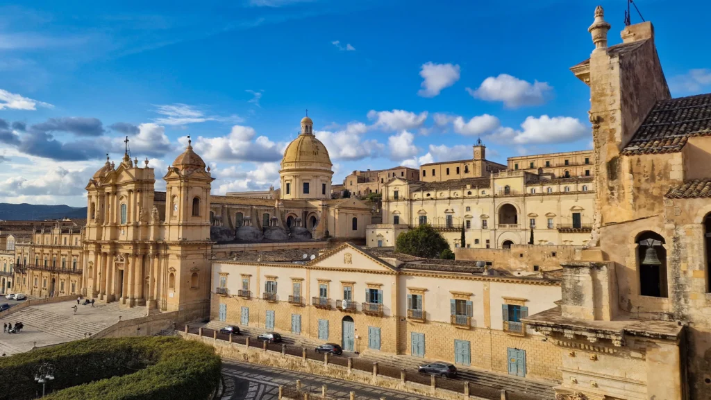 Escalinata y catedral barroca de Noto con piedra color miel