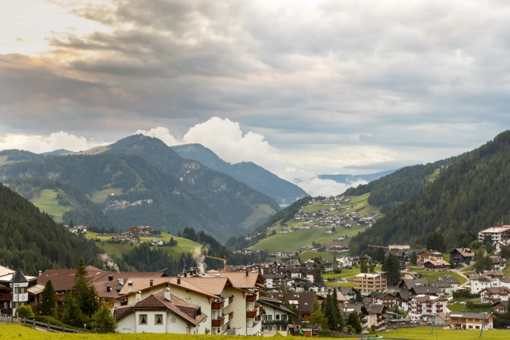 Pueblo de Ortisei en la Val Gardena con casas alpinas y montañas de las Dolomitas