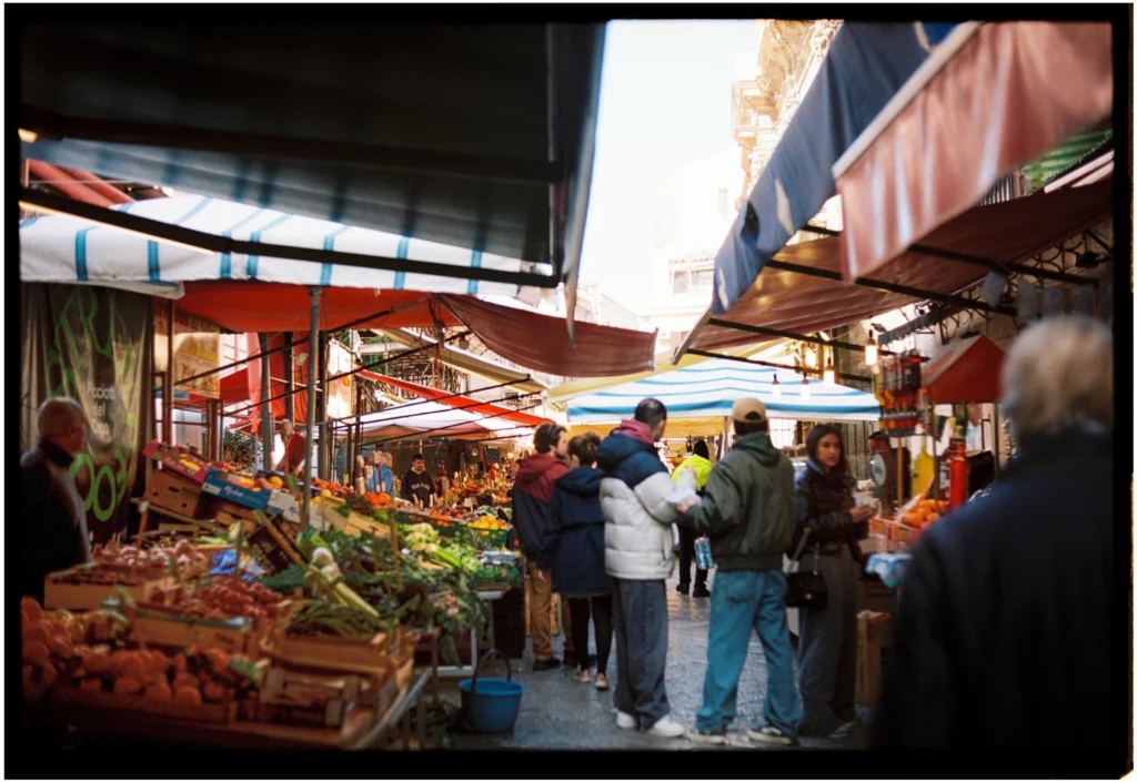 Puestos de frutas y verduras en un mercado callejero de Palermo
