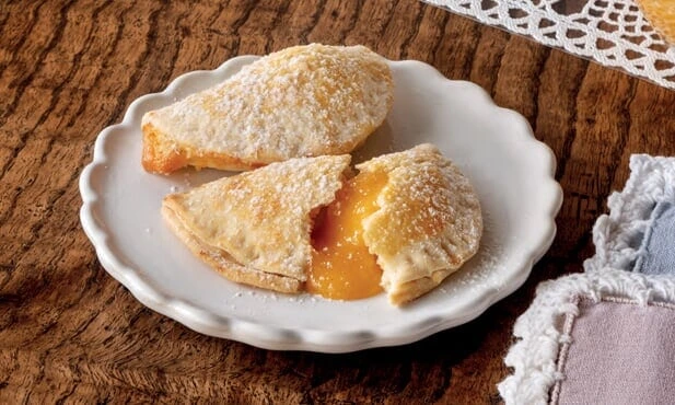 Pastéis de Santa Clara y café sobre una mesa de una pastelería tradicional de Coimbra