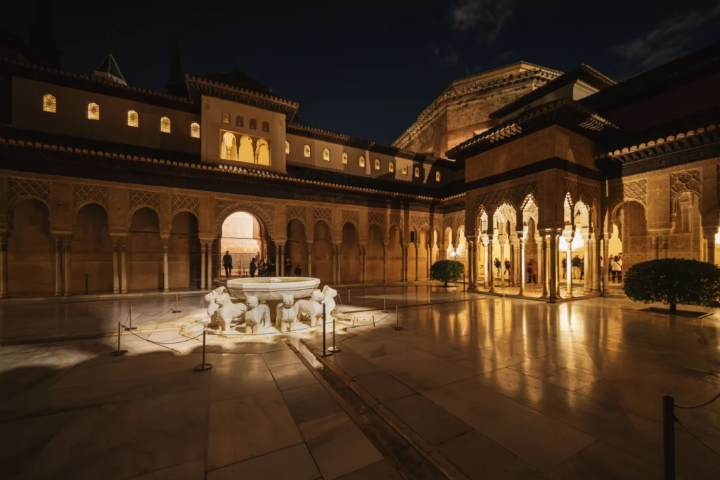 Patio de los Leones de la Alhambra con sus arcos de yesería y la fuente central
