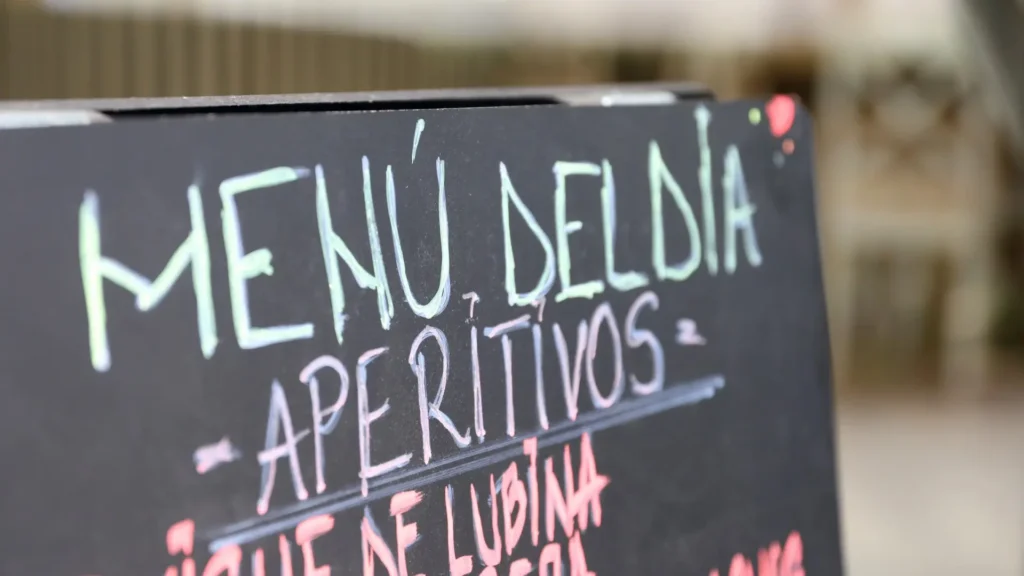 Pizarra con el menú del día en la puerta de un bar en España