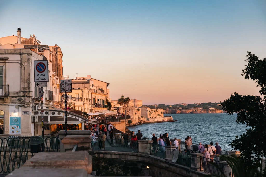 Costa de Ortigia en Siracusa al atardecer con el mar Jónico