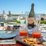 Mesa de terraza en Madrid con cañas y tapas al mediodía