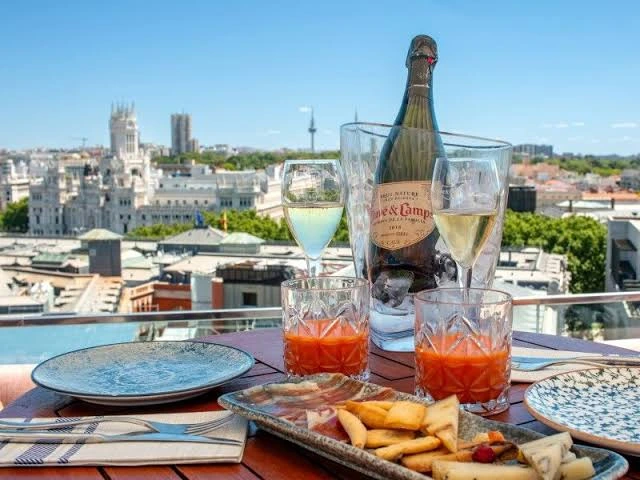 Mesa de terraza en Madrid con cañas y tapas al mediodía
