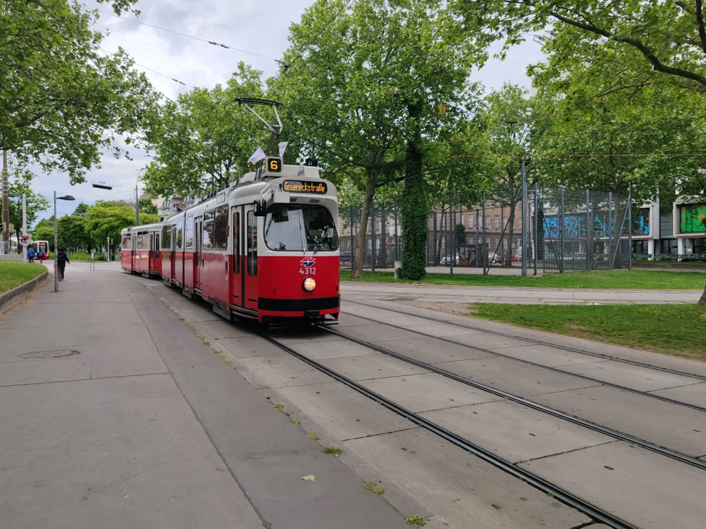 Tranvía rojo y blanco recorriendo la Ringstrasse de Viena
