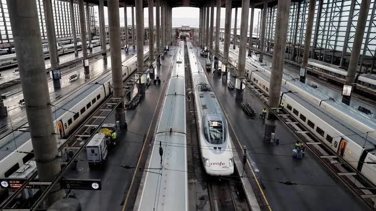 Tren de alta velocidad en un andén de la estación de Atocha en Madrid