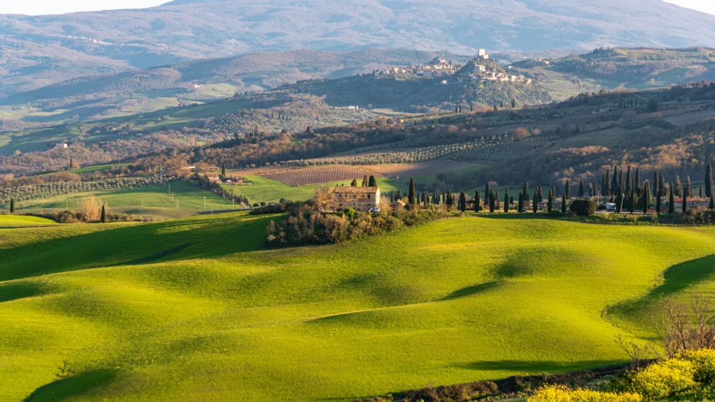 Colinas de la Val d Orcia con cipreses y un casale toscano en la Toscana